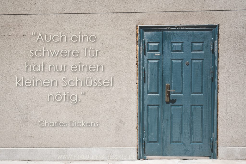 Auch eine schwere Tür hat nur einen kleinen Schlüssel nötig. - Charles Dickens