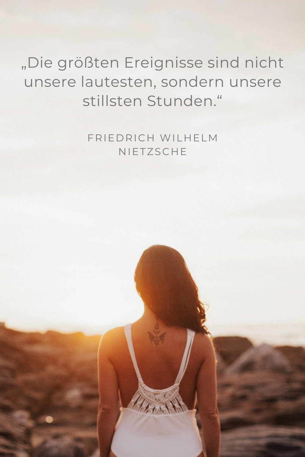 Zitat „Die größten Ereignisse, das sind nicht unsere lautesten, sondern unsere stillsten Stunden.“ Friedrich Wilhelm Nietzsche